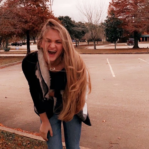 Meet your Posher, Carlee - Picture 1 of 1